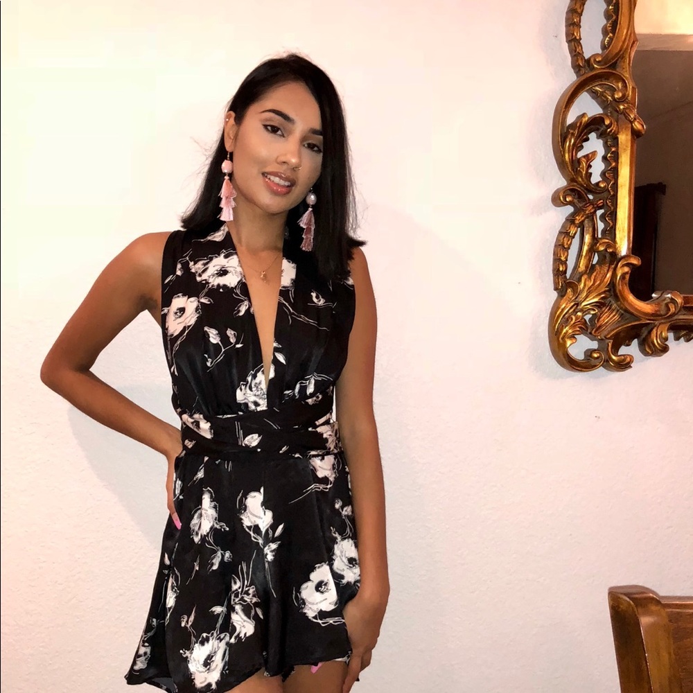 🔥Lexi satin romper🖤 - Picture 2 of 4